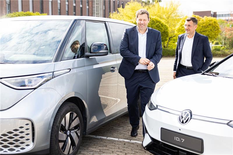 SPD-Chef bei VW: „Schnell einen Industriestrompreis” SPD-Bundesvorsitzender Lars Klingbeil (links) steht neben elektroangetriebenen Volkswagen-Modellen auf dem Gelände vom Volkswagen-Stammwerk.