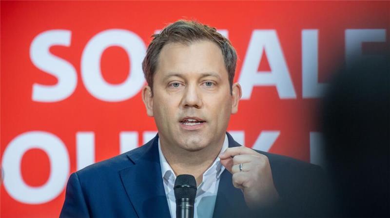 SPD-Chef: Wer mit Terror droht, muss das Land verlassen SPD-Chef Klingbeil fordert die Abschiebung von Asylbewerbern, die mit Terror drohen. (Archivfoto)