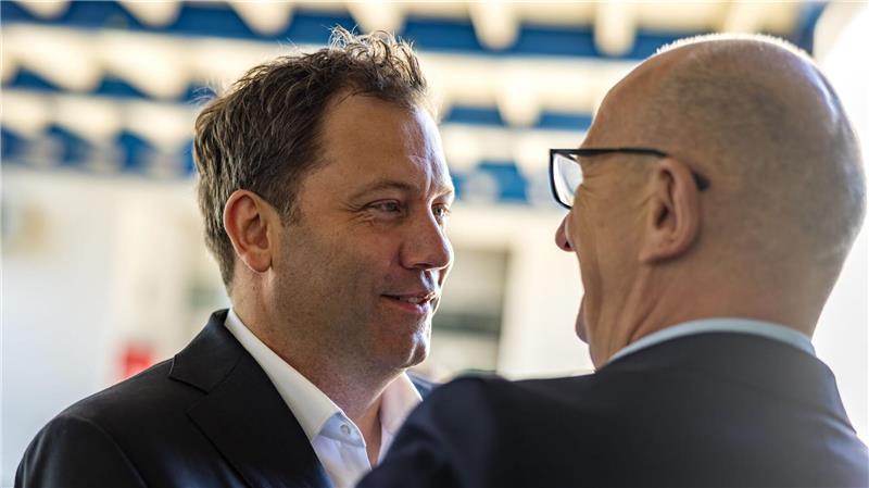 SPD-Chef für AfD-Verbotsverfahren SPD-Chef Lars Klingbeil dringt auf die Prüfung eines AfD-Verbotsverfahrens. Hier im Gespräch mit Dietmar Woidke (r), Brandenburgs Ministerpräsident und SPD-Landesvorsitzender.