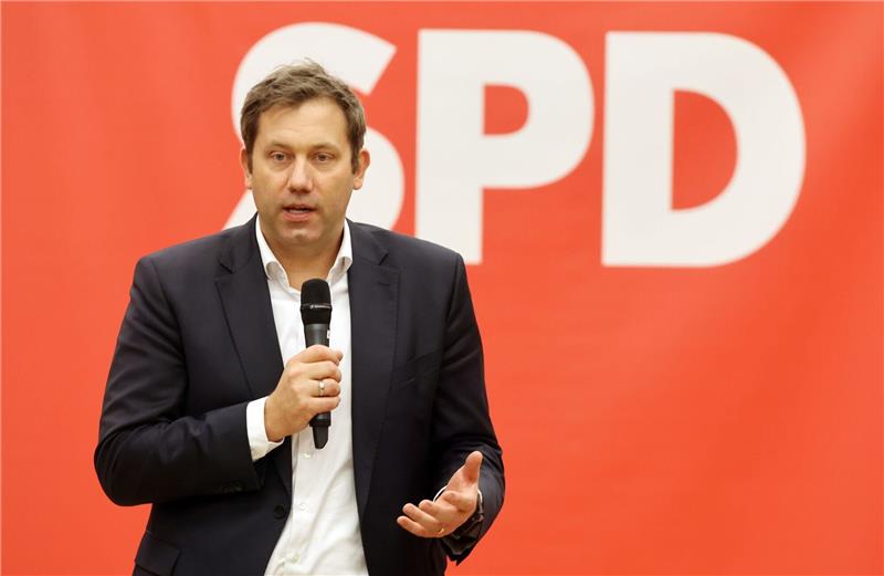 Klingbeil für mehr Bürgernähe gegen Umfragehoch der AfD SPD-Chef Lars Klingbeil im Bürger-Gespräch in Erfurt.