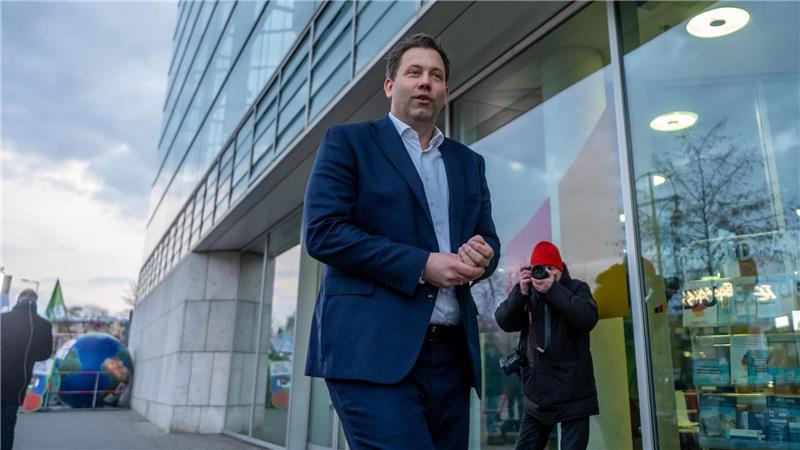 SPD-Chef Lars Klingbeil leitet zusammen mit der Co-Vorsitzenden Saskia Esken die Verhandlungen für die SPD.