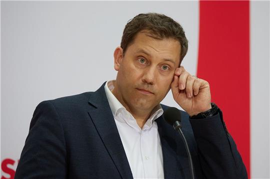 SPD-Chef Lars Klingbeil verteidigt den Kanzler und dessen Ukraine-Politik.