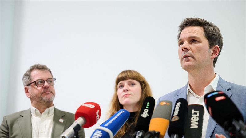 Rot-Grün-Rot sondiert nach Einigung zu Antisemitismus SPD-Chef Steffen Krach (r-l), die Linke-Landesvorsitzende Kerstin Wolter und Grünen-Fraktionschef Werner Graf informierten auf einer Pressekonferenz über Ergebnisse der Vorgespräche zur Regierungsbildung.
