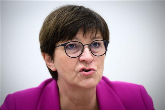 SPD-Chefin Saskia Esken spricht sich gegen die Rückkehr zur Wehrpflicht aus.
