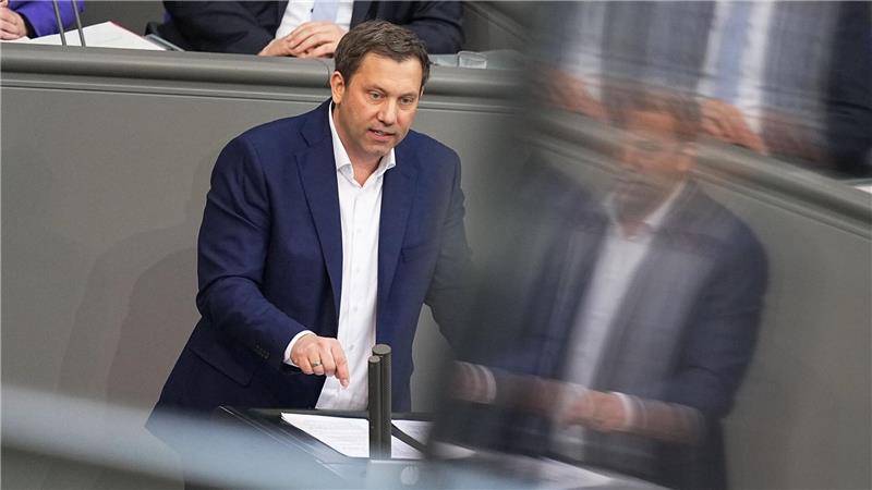 Bundestag stimmt für historisches Schuldenpaket SPD-Fraktionschef Klingbeil fordert Modernisierung Deutschlands.