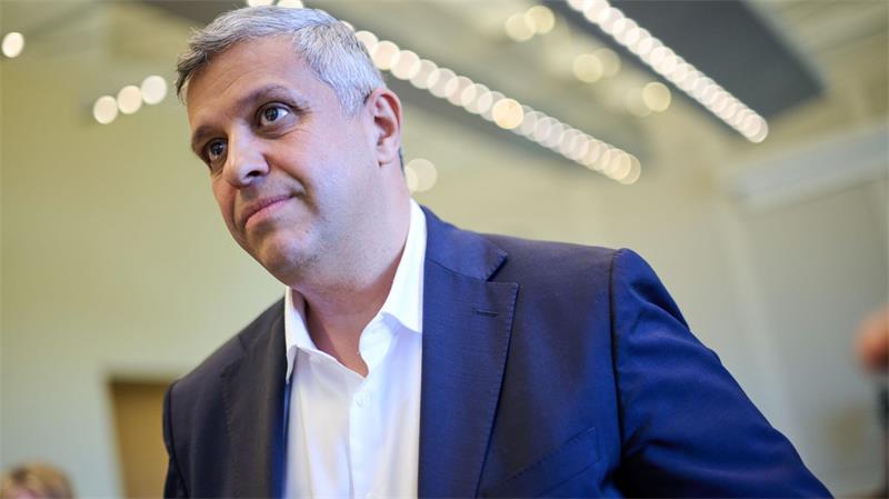 SPD-Fraktionschef Raed Saleh hat die SPD-Abgeordneten über seine Entscheidung informiert.  