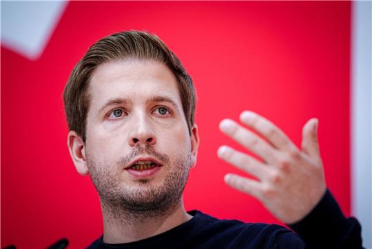 SPD-Generalsekretär Kevin Kühnert gibt eine Pressekonferenz.
