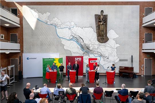 SPD, Grüne und Linkspartei stellen den neuen Koalitionsvertrag vor.