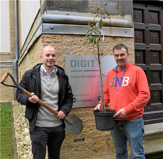 SPD-Landtagskandidat Christoph Willeke (links) bringt beim Digit-Besuch einen jungen Apfelbaum für Vorstandschef Prof. Andreas Rausch mit. Foto: Roß