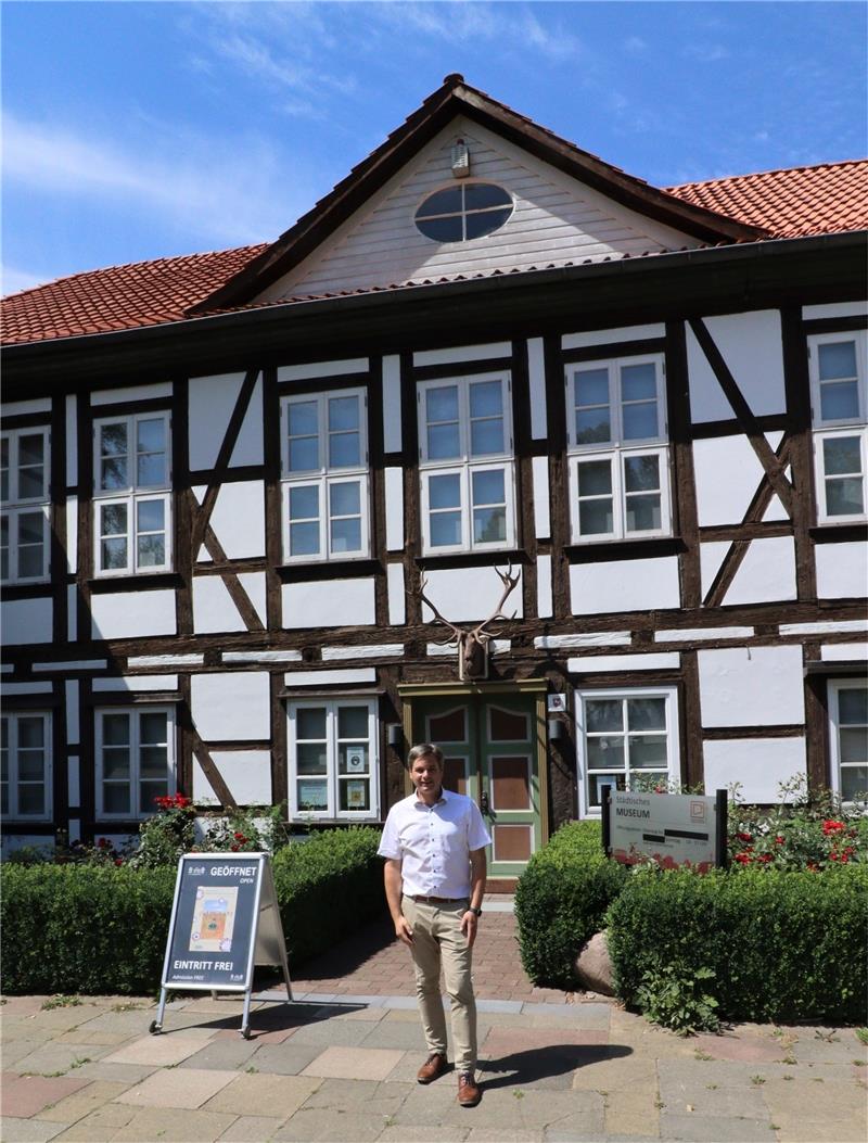 SPD Landtagskandidat René Kopka vor einem seiner Lieblingsorte in Seesen – dem Städtischen Museum. Foto: Neddermeier