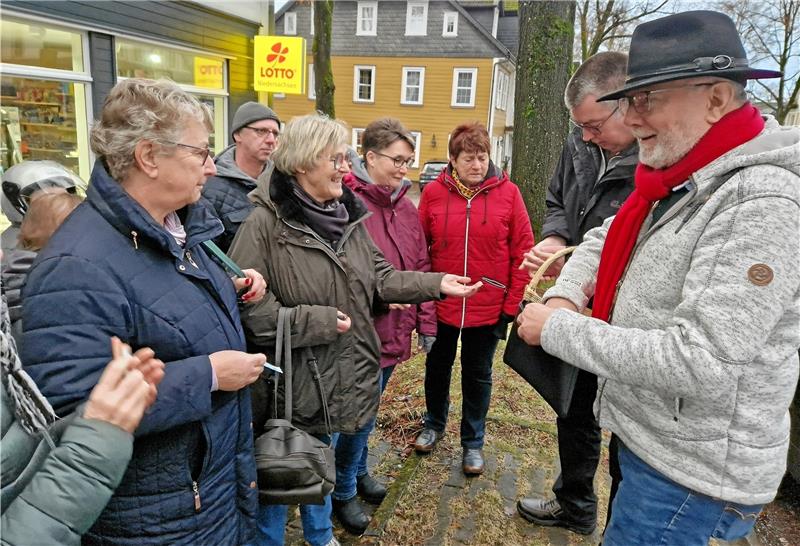 SPD-Ratsherr Volker Taube und Helmut Breitkopf (v.r.) verkaufen in Zellerfeld die GZ-Glücksbringer. Fotos: Knoke