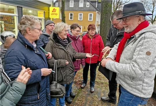 SPD-Ratsherr Volker Taube und Helmut Breitkopf (v.r.) verkaufen in Zellerfeld die GZ-Glücksbringer. Fotos: Knoke