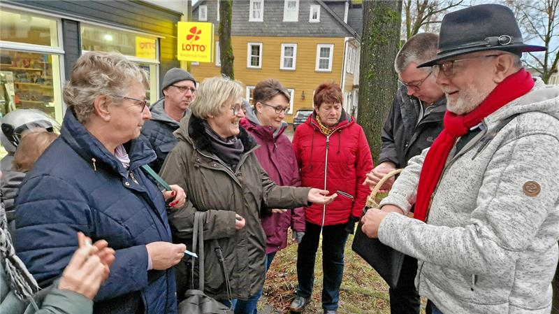 Wo und wann gibt’s im Oberharz die GZ-Glücksschweinchen? SPD-Ratsherr Volker Taube und Helmut Breitkopf (v.r.) verkaufen 2023 in Zellerfeld die GZ-Glücksbringer