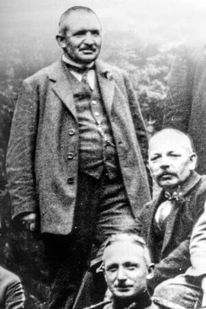 Goslars erste politischen Gehversuche unter britischer Besatzung SPD-Senator Wilhelm Söffge sollte die erste Magistratssitzung der Nachkriegszeit am 29. Juni 1945 eröffnen. Ihn hatten der SA- und NS-Mob am 5. Mai 1933 zusammen mit dem jüdischen Kaufmann Selmar Hochberg im Fleischerkarren durch die Stadt getrieben.