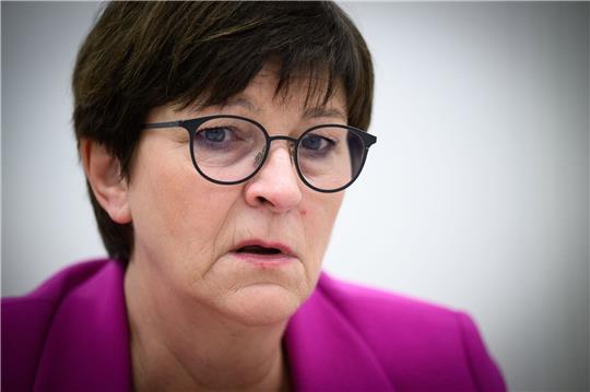 SPD-Vorsitzende Saskia Esken spricht sich gegen Asylverfahren außerhalb der EU aus.