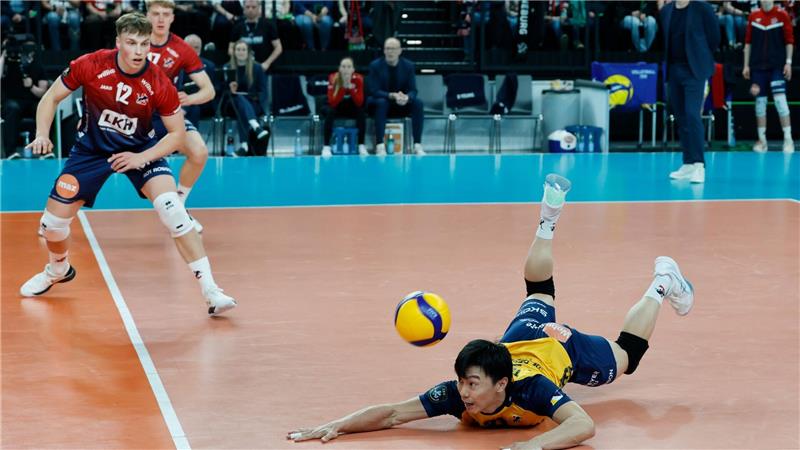 SVG-Libero bei einer Abwehraktion.