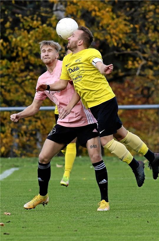SVR-Kapitän Jerom Schliesenski (re.) behauptet sich im Kopfballduell gegen den Lochtumer Paul Rickenstorf. Am Ende steht ein 1:1 am Trebnitzer Platz zu Buche. Foto: Epping