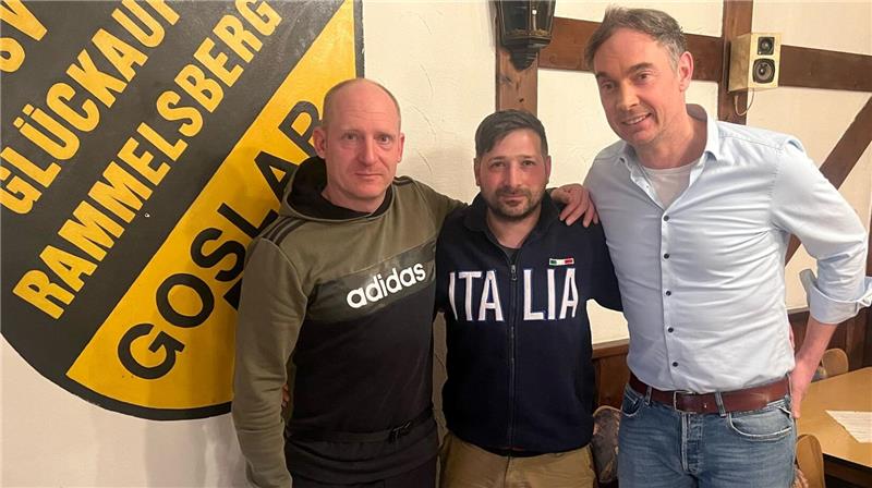 SVR-Teammanager Mario Hartung (r.) begrüßt Andreas Voigt (l.) und Adriano di Stasio, die künftig das Trainerduo der 2. Mannschaft bilden.