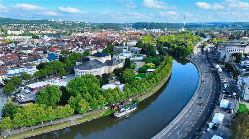 Bilder des Tages Saarbrücken: Luftaufnahme zeigt erste Aufbauarbeiten für 3. Oktober rund um Landtag und Staatstheater