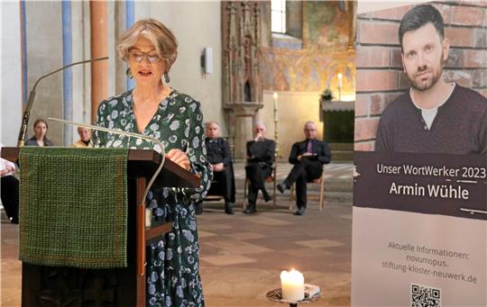 Sabine Fontheim, Vorsitzende der Stiftung Maria in horto, begrüßt den neuen Wortwerker Armin Wühle und zündet eine Geburtstagskerze für das Stadtschreiber-Projekt an. Fotos: Roß