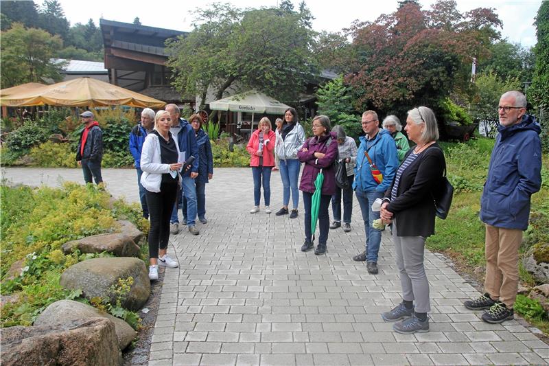 Sabine Grüning (vorn links) führt die Urlauber nach der Gästebegrüßung zunächst durch den Kurpark und dann durch die Stadt bis zur Trinitatiskirche. Fotos: Eggers