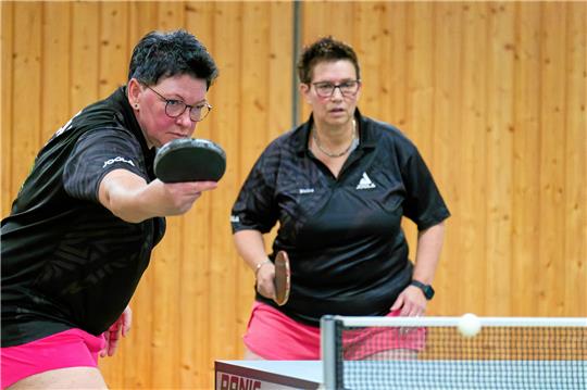 Sabine Homann (l.) und Meike Huwald gewinnen ihre Doppel gegen Engelbostel-Schulenburg und Evessen. Für den Klassenerhalt reicht das nicht. Foto: Drechsler
