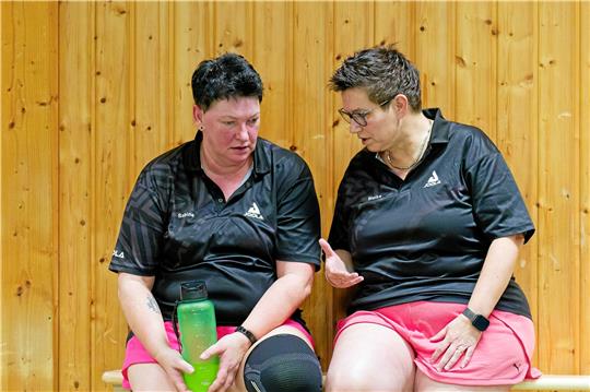 Sabine Homann und Meike Huwald hoffen, dass Verbandsligist MTV Bettingerode in der Rückrunde von krankheitsbedingten Ausfällen verschont bleibt. Rückrundenauftakt ist bereits am Sonntag gegen den TuS Gümmer. Foto: Drechsler