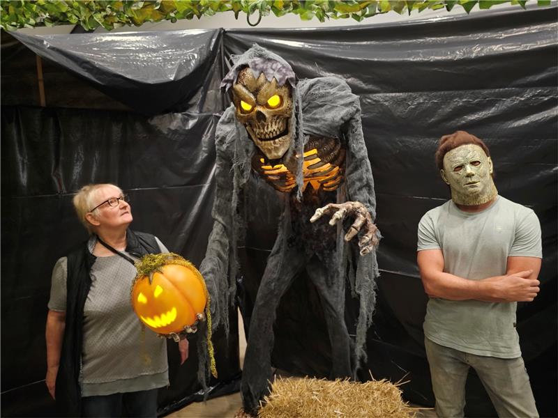 „Schelloween“: Grusel-Freddy kehrt nach Oker zurück Sabine Köroglu und Michael Myers freuen sich auf „Schelloween“. Foto: Sowa