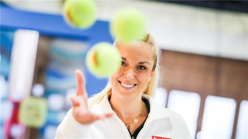 Sabine Lisicki spielt in der Serie Sabine Lisicki - und gibt in der Seifenoper einen Tennis-Workshop.