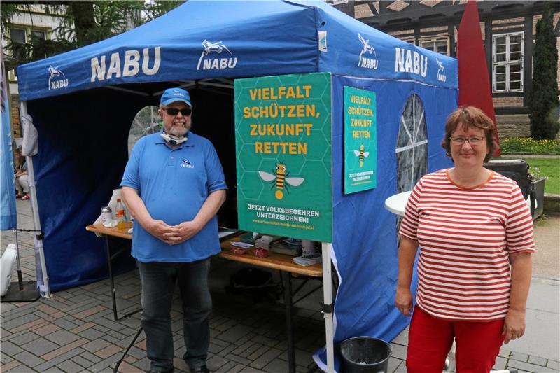 Umweltschützer starten Volksbegehren für ein neues Naturschutzgesetz Sabine Seifarth und Wolfgang Moldehn sammeln in Goslar Unterschriften für das Volksbegehren Artenschutz. Foto: Roß
