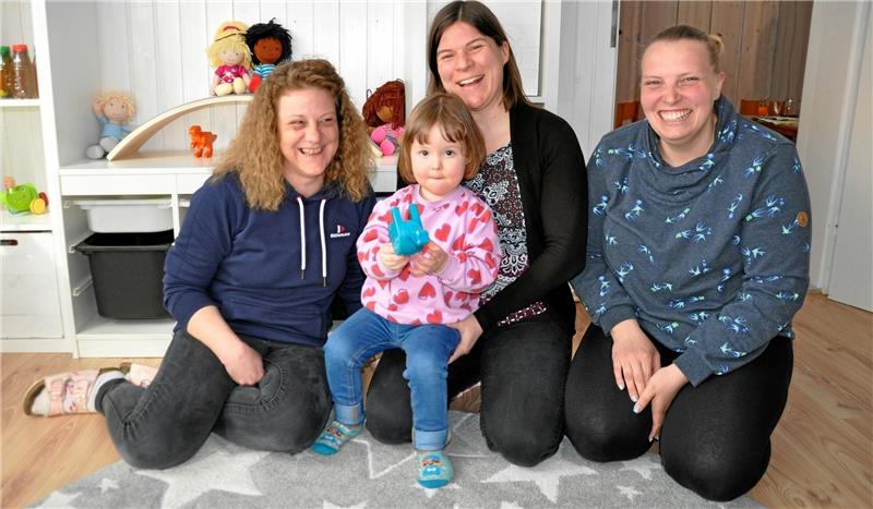 Sabrina Werkmeister (li.) und Michaela Kaps (re.) nehmen Mutter Friederike Stoewenau mit Tochter Nora bei den Jerstedter Bachwichteln in ihre Mitte. Foto: Heine