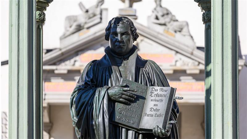 Sachsen-Anhalt ist an zahlreichen Orten mit dem Leben und Wirken Martin Luthers verbunden - an der Wittenberger Schlosskirche hat der Reformator der Überlieferung nach seine 95 Thesen angeschlagen. (Archivbild)