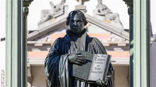 Sachsen-Anhalt ist an zahlreichen Orten mit dem Leben und Wirken Martin Luthers verbunden - an der Wittenberger Schlosskirche hat der Reformator der Überlieferung nach seine 95 Thesen angeschlagen. (Archivbild)