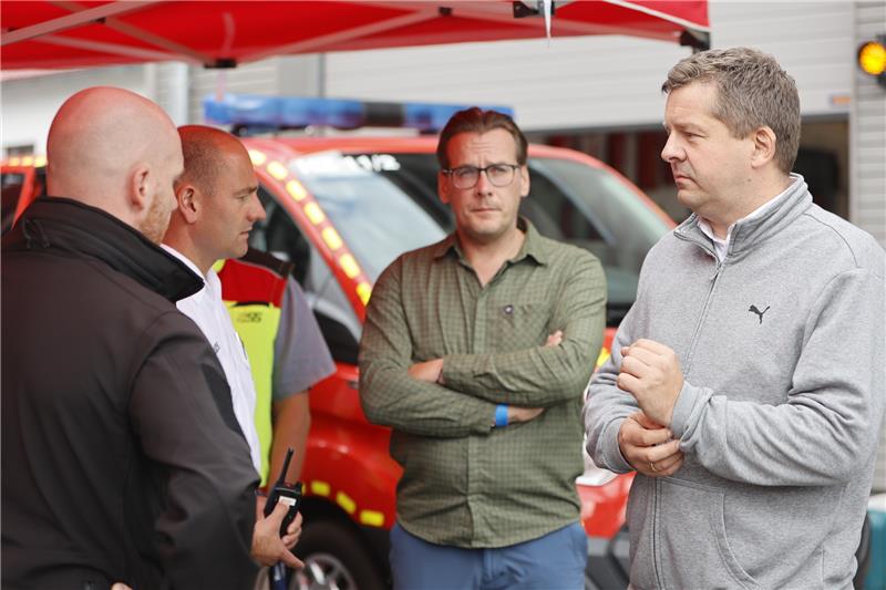 Brocken-Brand: Löschflugzeuge nach Harz-Einsatz zurück in Rom Sachsen-Anhalts Forstminister Sven Schulze (r.) steht mit Wernigerodes Oberbürgermeister Tobias Kascha (Mitte) an der Leitstelle in Schierke. Foto: Matthias Bein, dpa