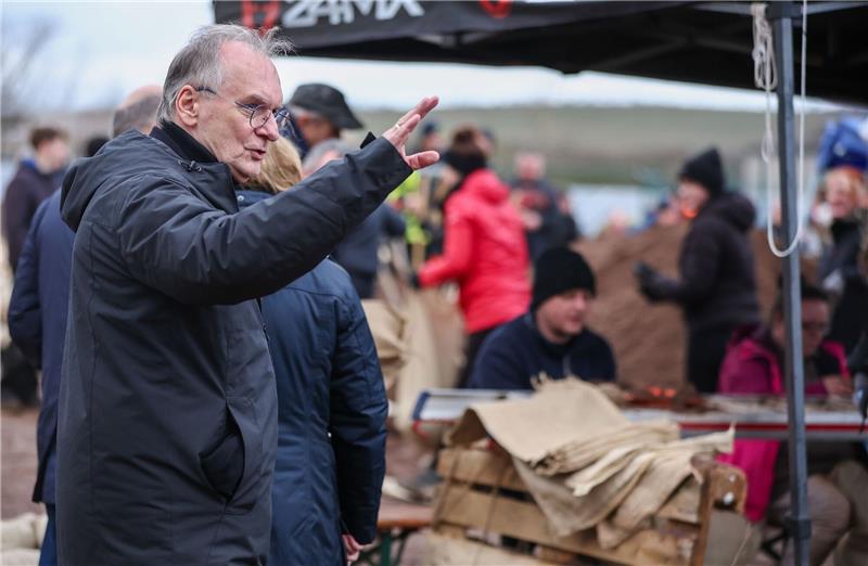 Sachsen-Anhalts Ministerpräsident Reiner Haseloff (CDU) ist bei einem Besuch im Hochwassergebiet unfreundlich empfangen worden.