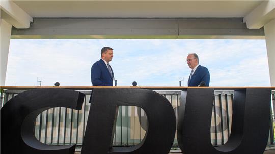 Sachsen-Anhalts Ministerpräsident Reiner Haseloff (r.), kündigt am Donnerstag seinen Verzicht auf eine abermalige Kandidatur an, er macht den Weg frei für Wirtschaftsminister Sven Schulze (beide CDU).