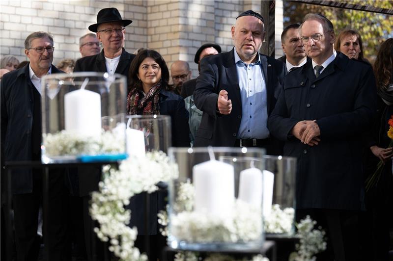 Drei Jahre nach Anschlag auf Synagoge: Gedenken in Halle Sachsen-Anhalts Ministerpräsident Reiner Haseloff (r) und der Vorsitzende der Jüdischen Gemeinde Halle, Max Privorozki, nehmen an der Gedenkveranstaltung in Halle teil.