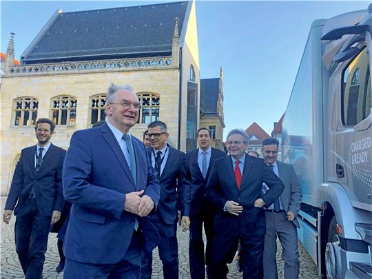 Sachsen-Anhalts Ministerpräsident Reiner Haseloff (vorn) mit Landrat Thomas Balcerowski (re.), dem Daimler-Truck-Generalbevollmächtigten Jörg Howe (2.v. re.) und Uwe Kazmeier von Daimler Truck vor dem Rathaus von Halberstadt. Foto: Stade