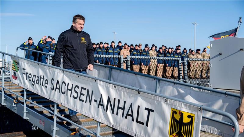 Sachsen-Anhalts Ministerpräsident Sven Schulze (CDU) begrüßt die Mannschaft der Fregatte „Sachsen-Anhalt“.