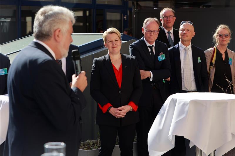 Sachsen-Anhalts Umweltminister Armin Willingmann (SPD) begrüßt zur Energieministerkonferenz seine Ressortkollegen, aus Berlin ist Wirtschaftssenatorin Franziska Giffey (2. v. li.) angereist.  Fotos: Bein