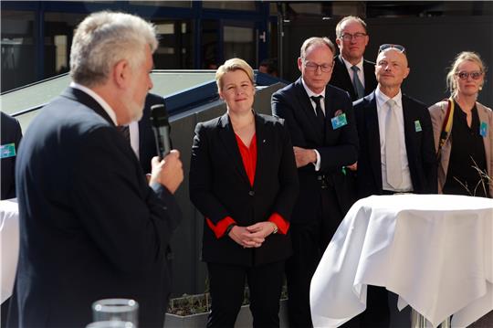 Sachsen-Anhalts Umweltminister Armin Willingmann (SPD) begrüßt zur Energieministerkonferenz seine Ressortkollegen, aus Berlin ist Wirtschaftssenatorin Franziska Giffey (2. v. li.) angereist.  Fotos: Bein
