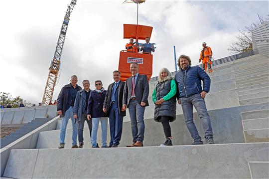 Sachsen-Anhalts Wirtschaftsminister Sven Schulze (CDU) schwebt in eine Gondel über einer Tribüne für das Bergtheater in Thale. Das Land hat Projekte zur Aufwertung des Bergtheaters und des Hexentanzplatzes mit rund elf Millionen Euro gefördert.  Foto: Bein