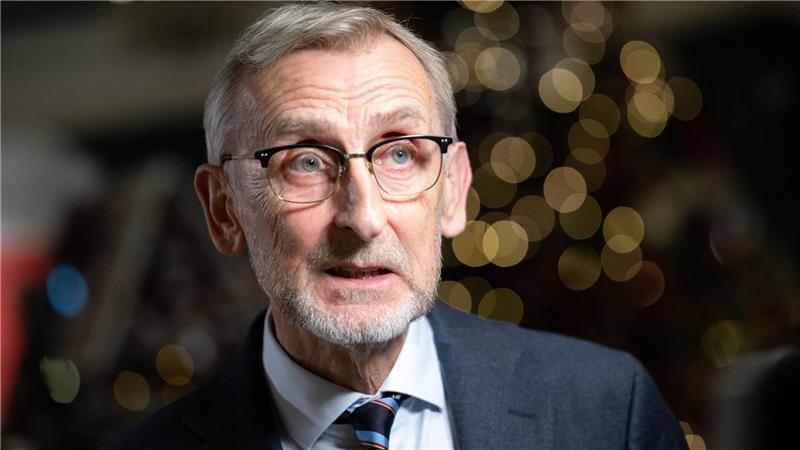 Sachsens Innenminister, Armin Schuster (CDU), will beim Thema Gewalt in Fußballstadien vorankommen. Radikale Maßnahmen lehnt er aber genauso ab wie den Vorschlag, die Vereine für die Polizeieinsätze am Spieltag bezahlen zu lassen.