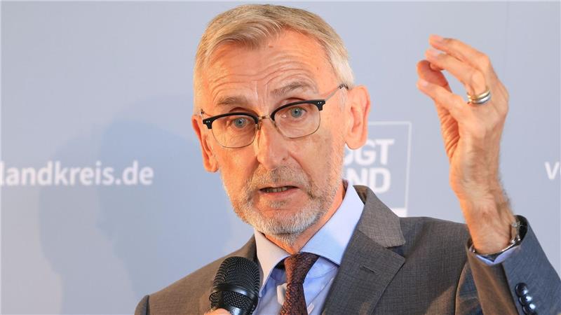 Mehr Ukraine-Flüchtlinge in Deutschland - neue Reiseregelung Sachsens Innenminister, Armin Schuster (CSU), sagt, die Umstellung auf Asylbewerberleistungen für neu angekommene ukrainische Flüchtlinge müsse jetzt schnell kommen. (Archivfoto)