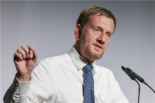 Sachsens Ministerpräsident Michael Kretschmer fordert Leistungen für ausreisepflichtige Menschen zu kürzen.