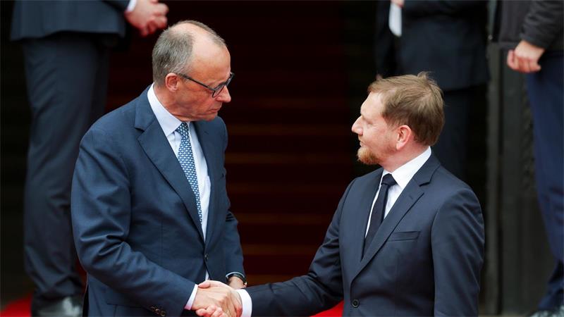 Sachsens Ministerpräsident Michael Kretschmer - hier beim Antrittsbesuch des Kanzlers vergangenes Jahr - fährt bei der Rente Friedrich Merz in die Parade. (Archivfoto)