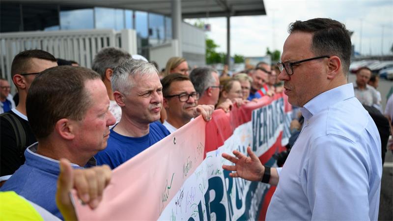 Sachsens Wirtschaftsminister Dirk Panter (SPD) spricht mit Mitarbeitern von Volkswagen in Zwickau über die aktuelle Lage.
