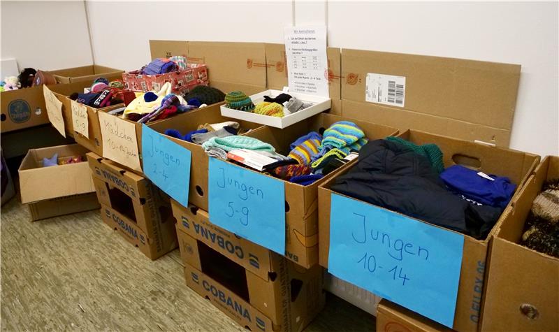 In Clausthal-Zellerfeld werden wieder Päckchen gepackt Sachspenden sind sortiert und werden zum Auffüllen der Kartons genommen. Foto: Potthast