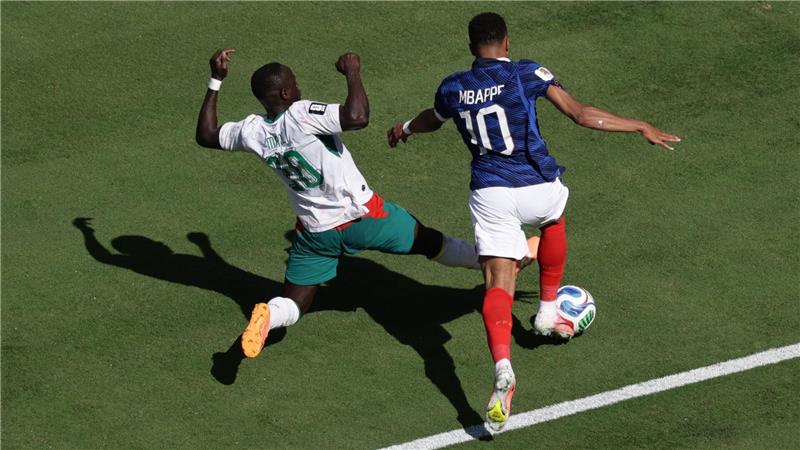 Sadio Mané (l) bringt Kylian Mbappé zu Fall - doch Elfmeter gab es nicht.