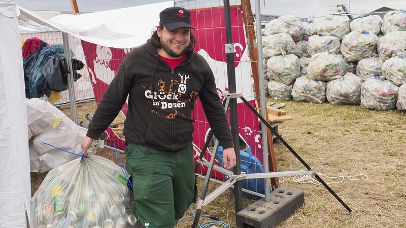 Für den guten Zweck: Die Pfandsammler des Rockharz-Festivals Säckeweise tragen die Ehrenamtlichen das Leergut. Die Goslarer Firma List hilft beim Abtransport.